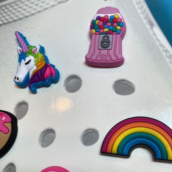 Jibbitz Shoe Charms Crocs Everything Nice 5 pk Unicorn Bubblegum Machine Donut - Picture 3 of 5